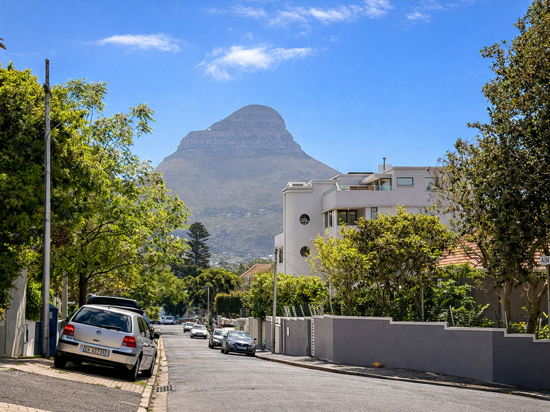 Modern Studio with Strong Airbnb Potential in a growing neighbourhood! - Photo 4