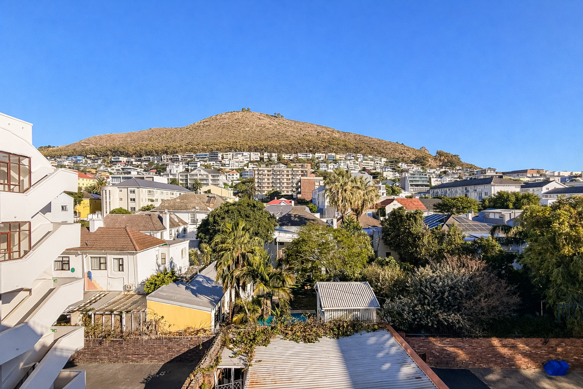 Bright Corner Apartment with Signal Hill Views in Green Point - Photo 2