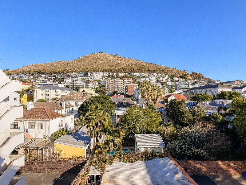 Bright Corner Apartment with Signal Hill Views in Green Point - Photo 2