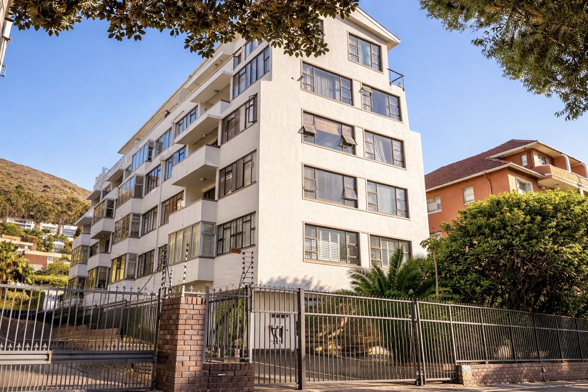 Bright Corner Apartment with Signal Hill Views in Green Point - Photo 3