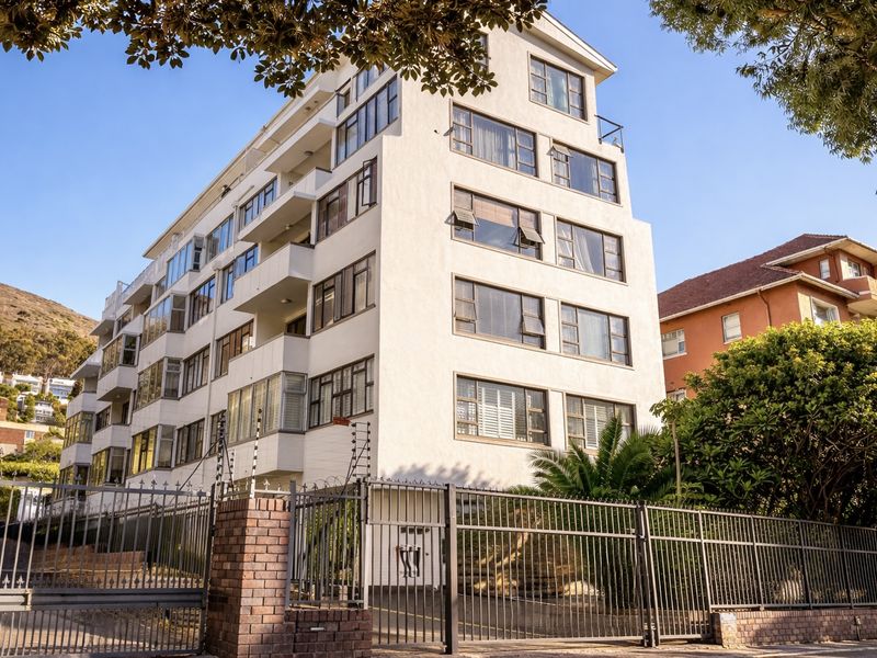Bright Corner Apartment with Signal Hill Views in Green Point - Photo 3