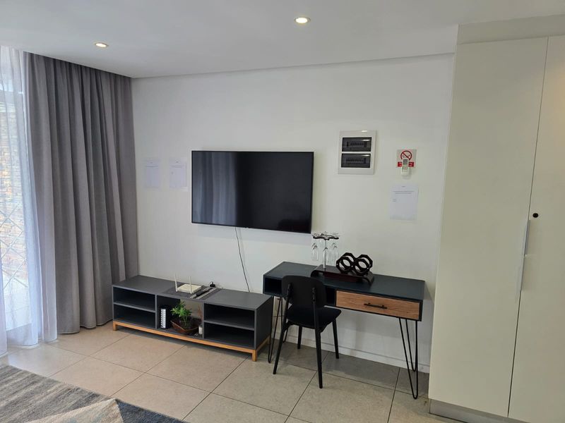 Studio Furnished- To Let - Photo 3