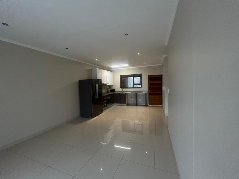 Modern 2 Bedroom Apartment in Umhlanga Ridge - Photo 2