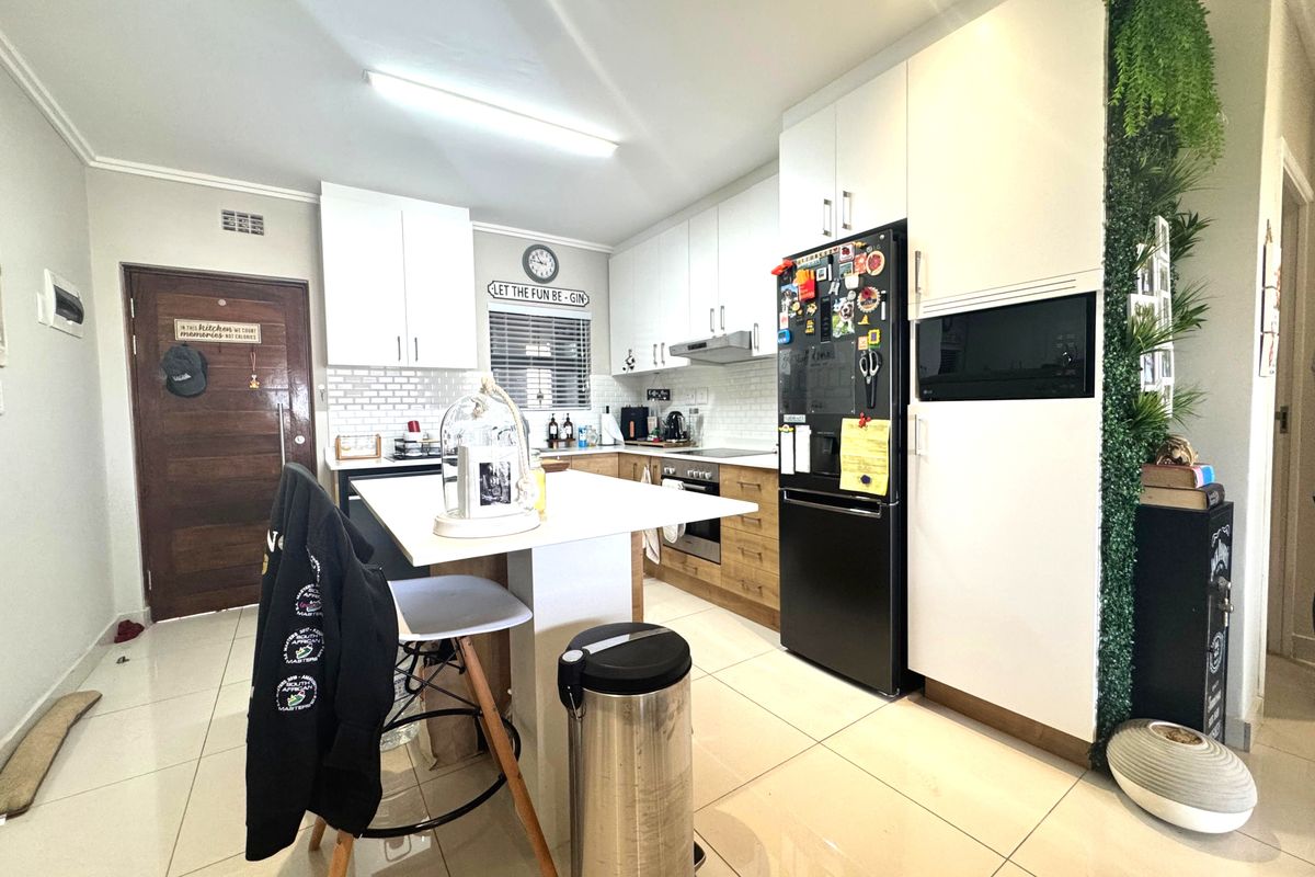 Spacious Two Bedroom Apartment For Sale In Umhlanga Ridge. - Photo 5