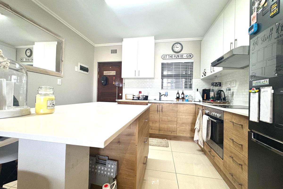 Spacious Two Bedroom Apartment For Sale In Umhlanga Ridge. - Photo 3