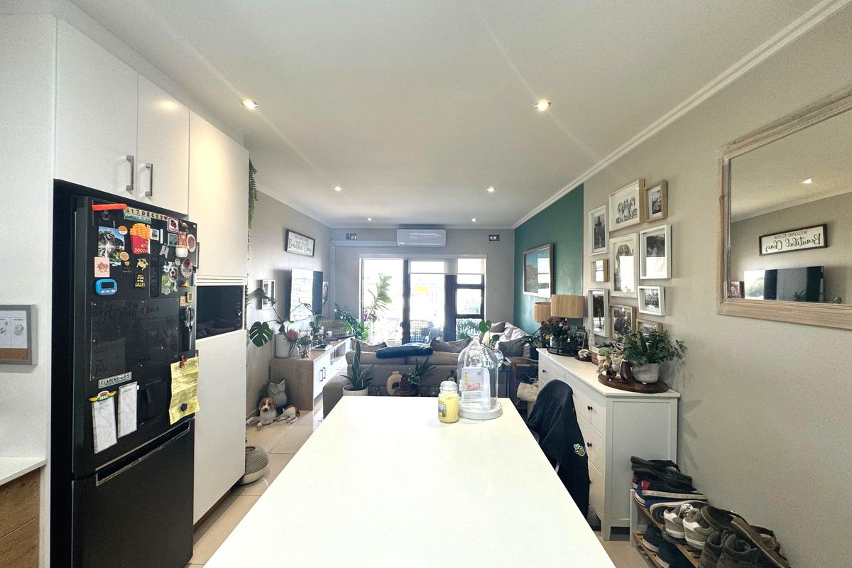 Spacious Two Bedroom Apartment For Sale In Umhlanga Ridge. - Photo 4