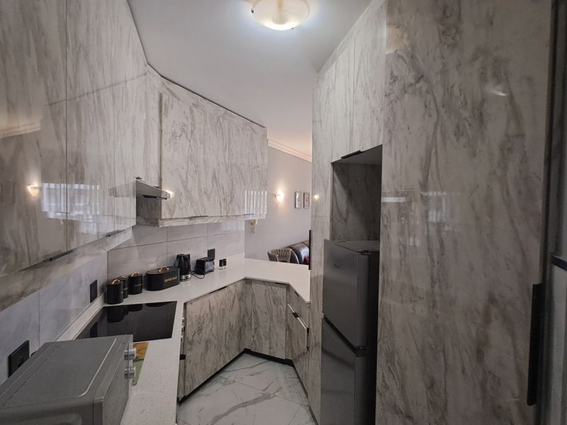 Modern Fully Furnished 2 Bedroom | 2 Bathroom Apartment – Move-In Ready Comfort & Style - Photo 5