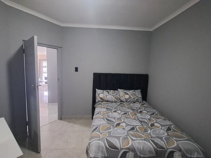 Modern Fully Furnished 2 Bedroom | 2 Bathroom Apartment – Move-In Ready Comfort & Style - Photo 10