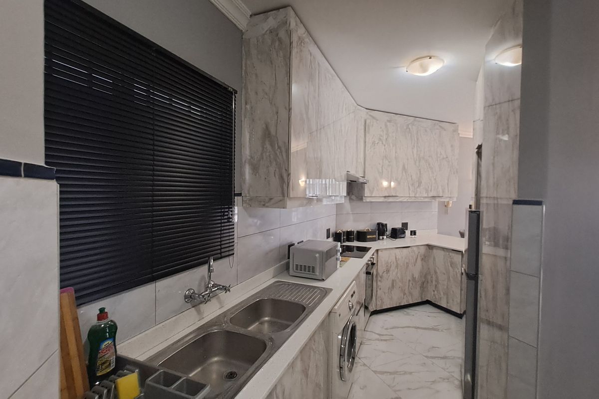 Modern Fully Furnished 2 Bedroom | 2 Bathroom Apartment – Move-In Ready Comfort & Style - Photo 4