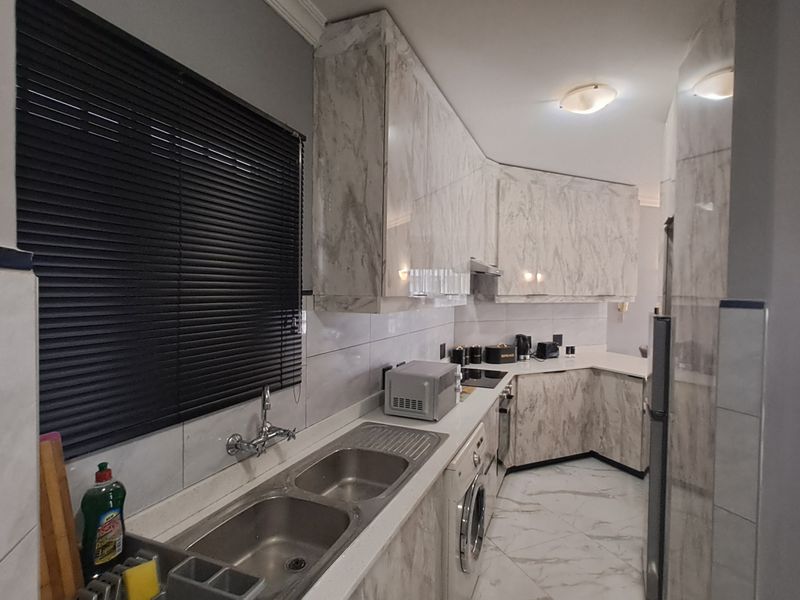 Modern Fully Furnished 2 Bedroom | 2 Bathroom Apartment – Move-In Ready Comfort & Style - Photo 4