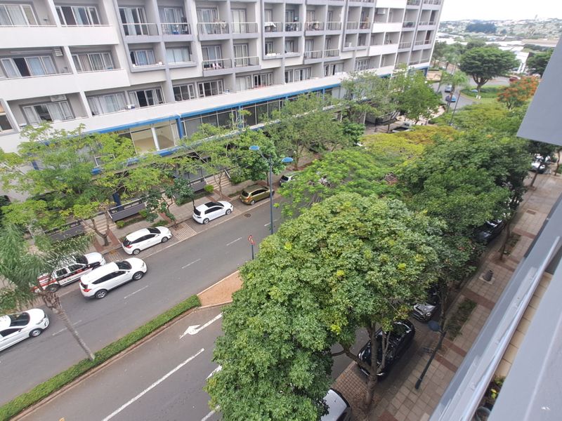 Modern Fully Furnished 2 Bedroom | 2 Bathroom Apartment – Move-In Ready Comfort & Style - Photo 2