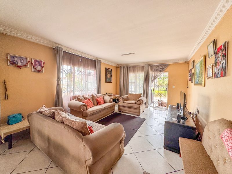 Move-In Ready Northcroft Phoenix Gem with Income-Ready Flatlet - Photo 3