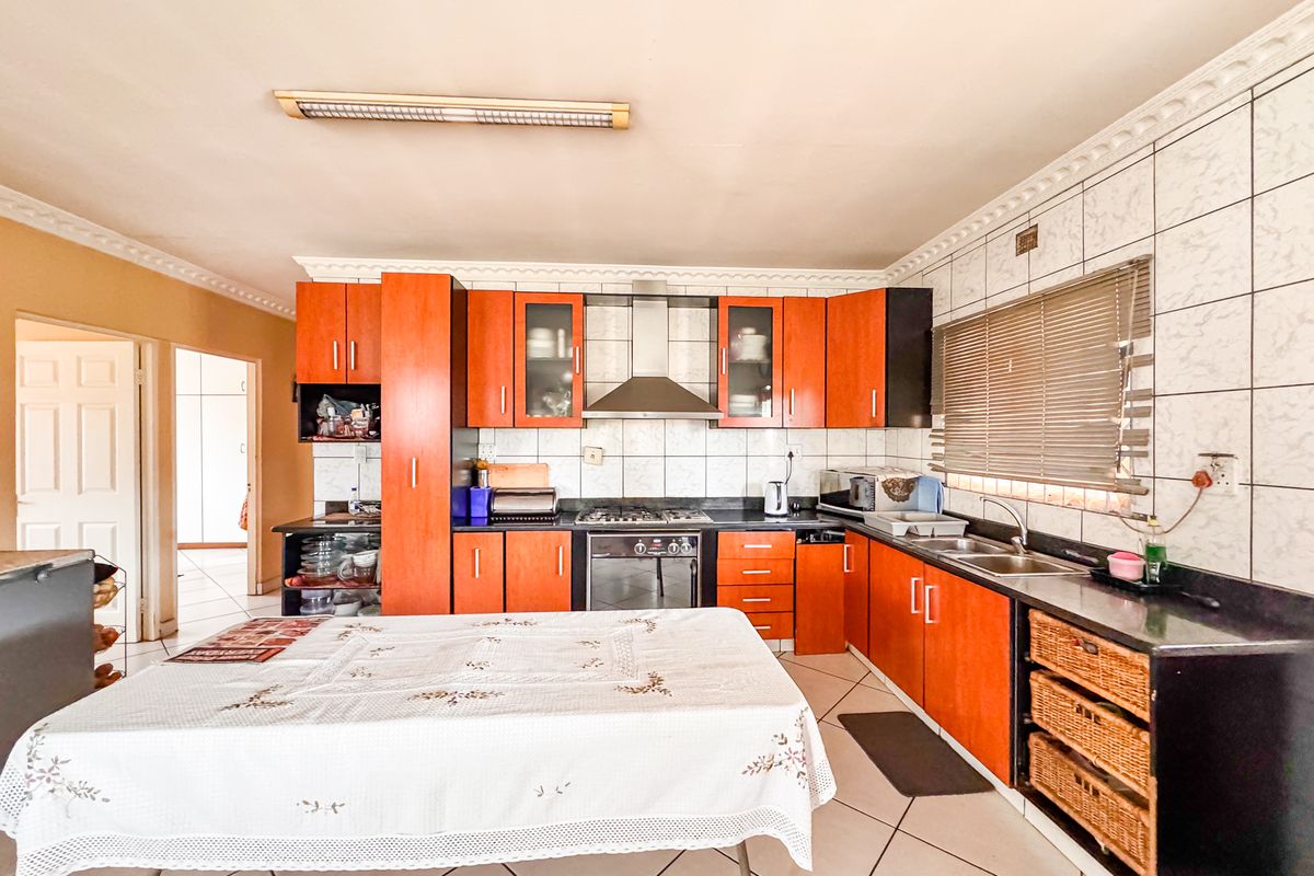 Move-In Ready Northcroft Phoenix Gem with Income-Ready Flatlet - Photo 5