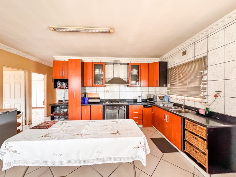 Move-In Ready Northcroft Phoenix Gem with Income-Ready Flatlet - Photo 5