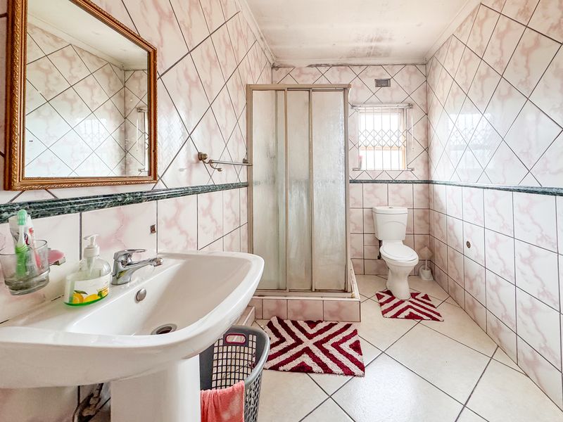 Move-In Ready Northcroft Phoenix Gem with Income-Ready Flatlet - Photo 9