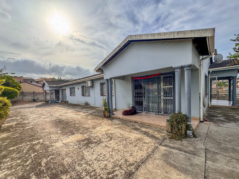 Move-In Ready Northcroft Phoenix Gem with Income-Ready Flatlet - Photo 2