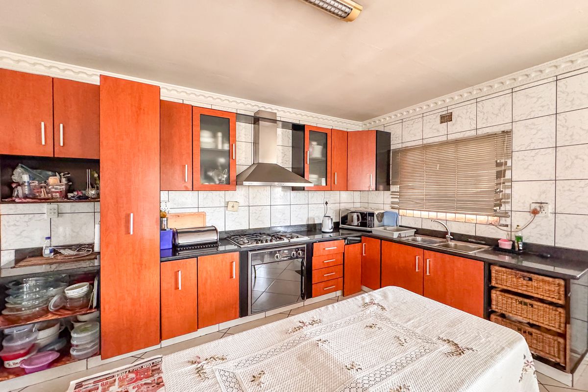 Move-In Ready Northcroft Phoenix Gem with Income-Ready Flatlet - Photo 4