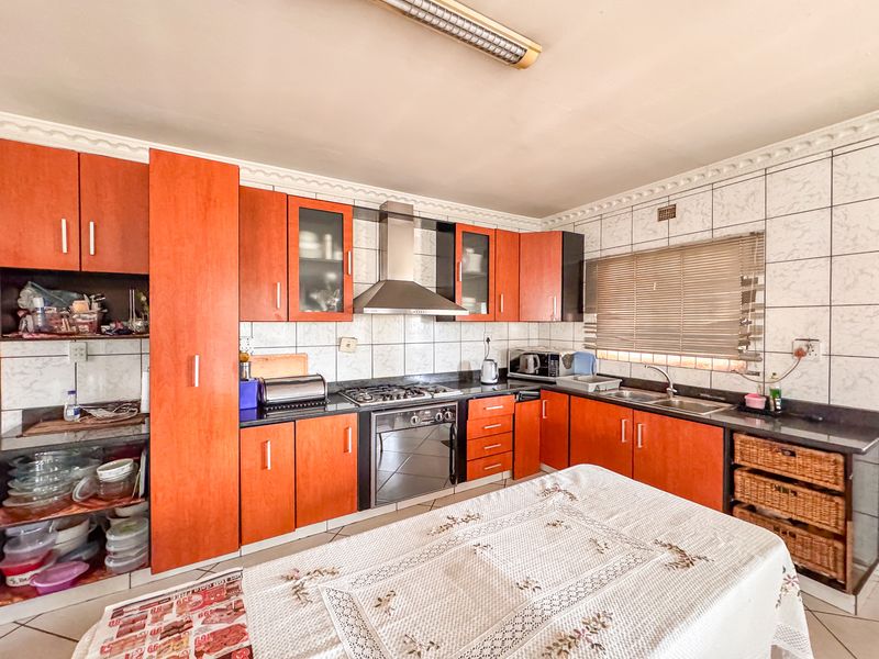 Move-In Ready Northcroft Phoenix Gem with Income-Ready Flatlet - Photo 4