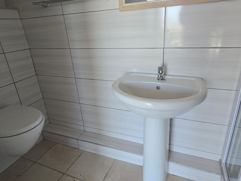 Unfurnished two bedroom to rent - Photo 9