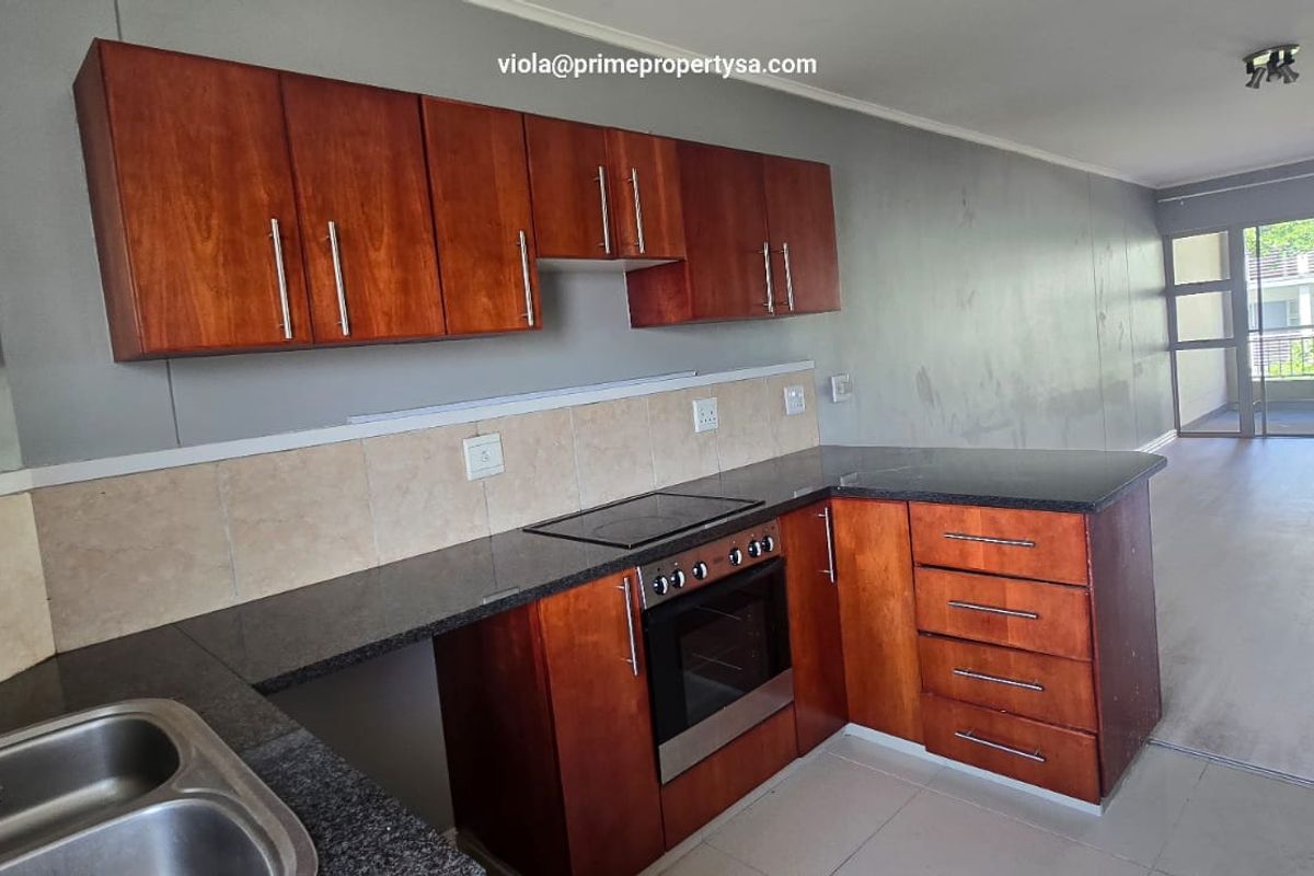 Renovator's Dream – Unlock the Potential of This Spacious Apartment! - Photo 5