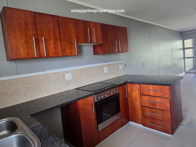 Renovator's Dream – Unlock the Potential of This Spacious Apartment! - Photo 5