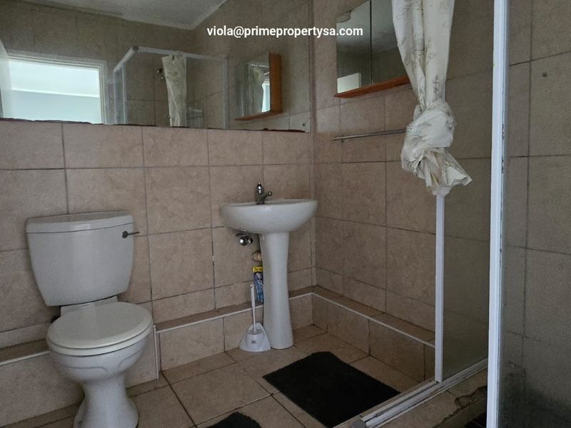 Renovator's Dream – Unlock the Potential of This Spacious Apartment! - Photo 10