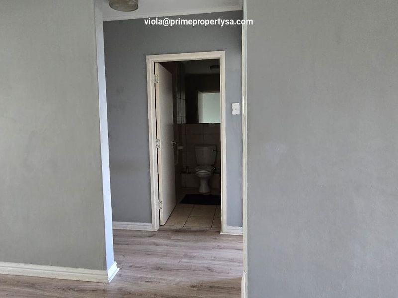 Renovator's Dream – Unlock the Potential of This Spacious Apartment! - Photo 9