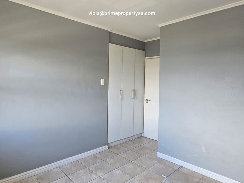 Renovator's Dream – Unlock the Potential of This Spacious Apartment! - Photo 7