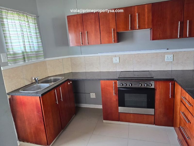 Renovator's Dream – Unlock the Potential of This Spacious Apartment! - Photo 6