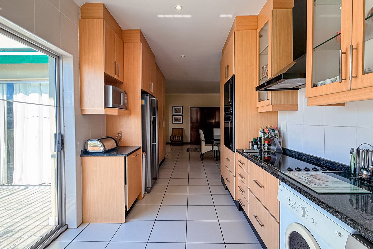 Spacious Penthouse Living with Ocean & Signal Hill Views. - Photo 5
