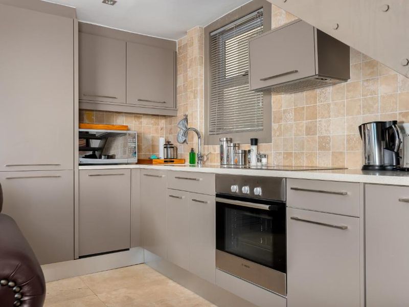 Double-level Apartment with Mountain Views in Green Point. - Photo 5