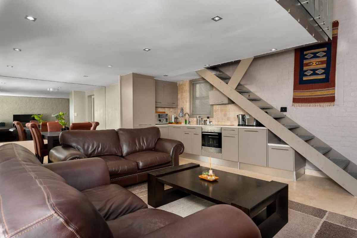 Double-level Apartment with Mountain Views in Green Point. - Photo 2