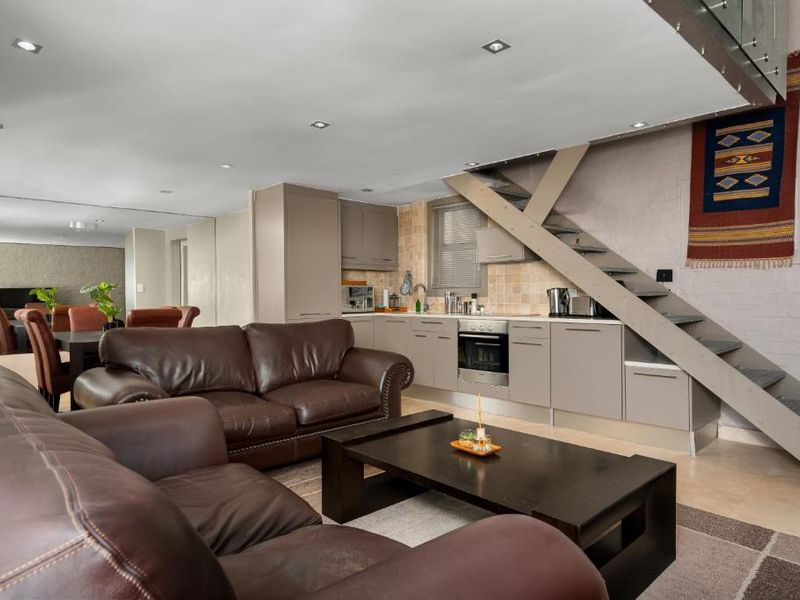 Double-level Apartment with Mountain Views in Green Point. - Photo 2