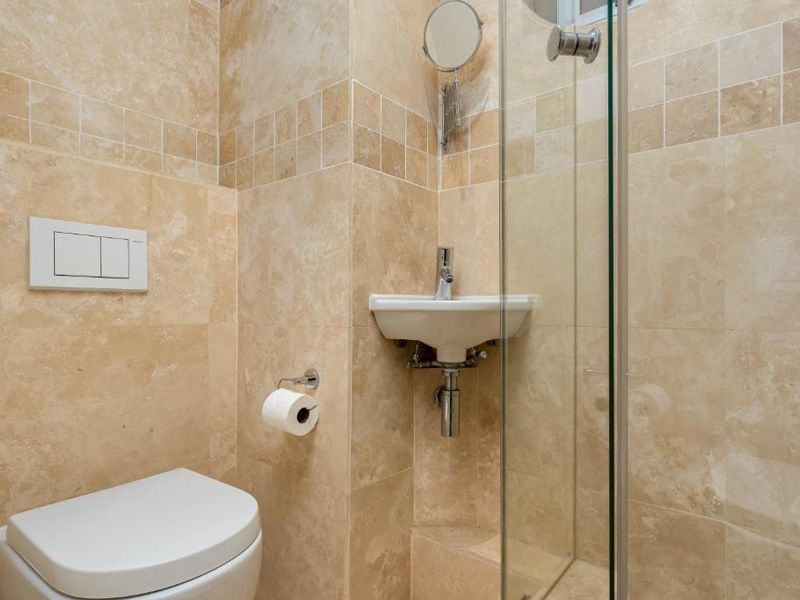 Double-level Apartment with Mountain Views in Green Point. - Photo 9
