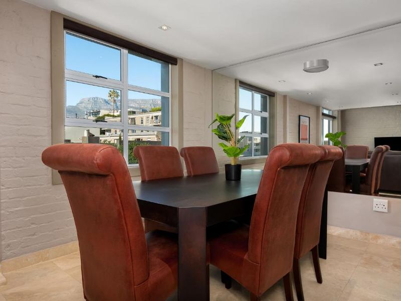 Double-level Apartment with Mountain Views in Green Point. - Photo 8