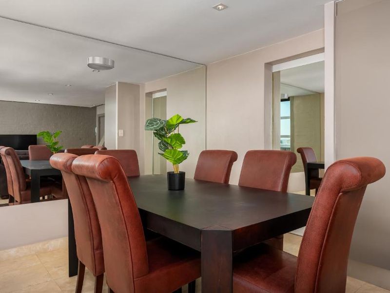 Double-level Apartment with Mountain Views in Green Point. - Photo 7