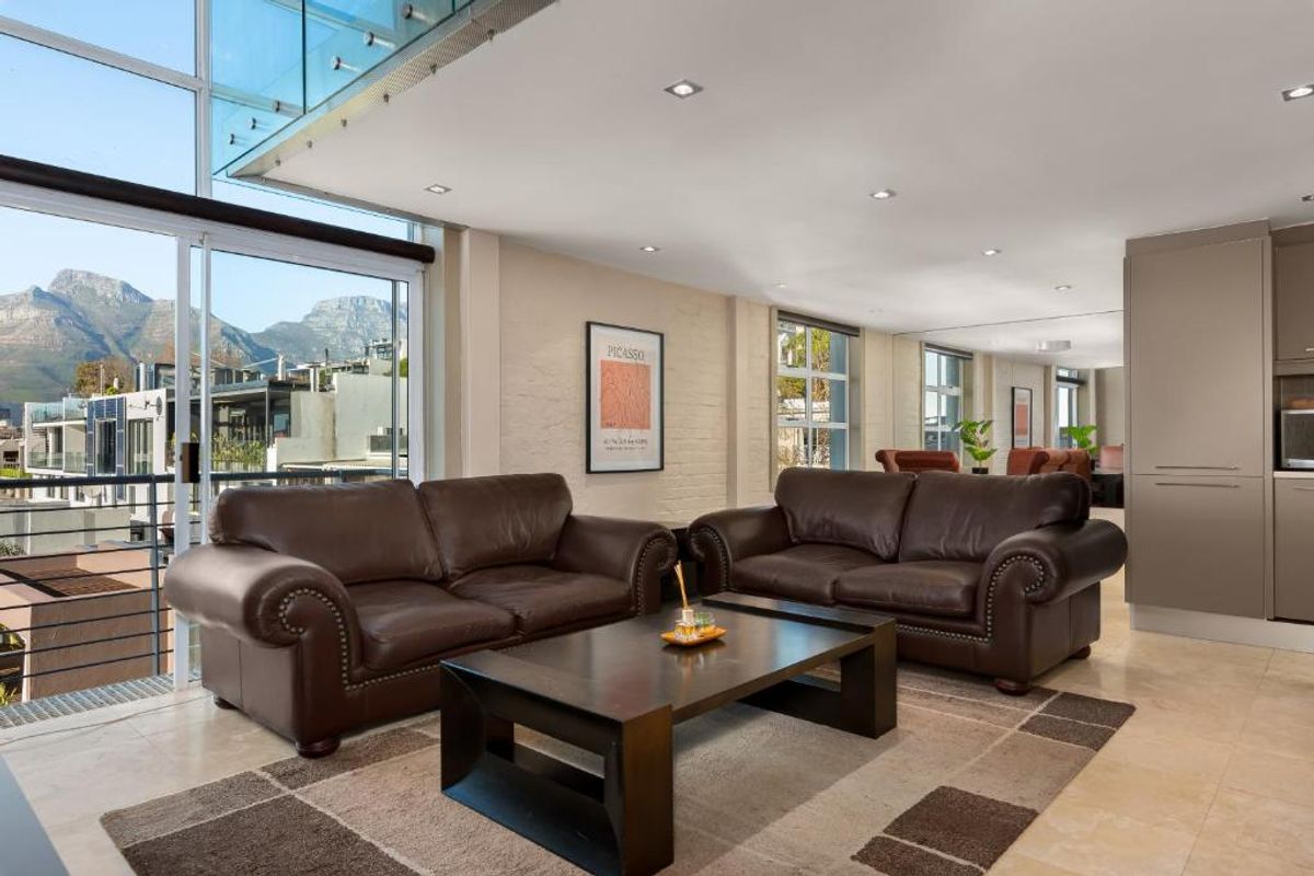 Double-level Apartment with Mountain Views in Green Point. - Photo 3