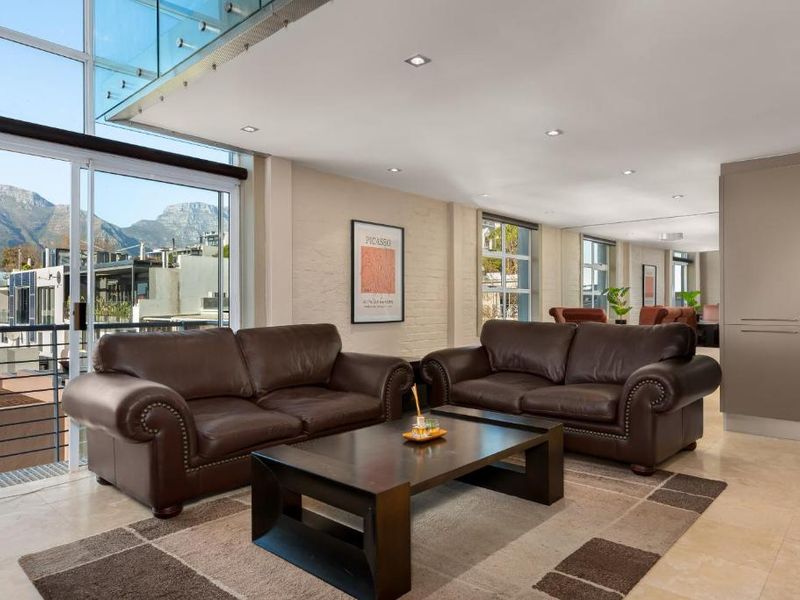 Double-level Apartment with Mountain Views in Green Point. - Photo 3