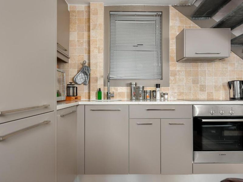 Double-level Apartment with Mountain Views in Green Point. - Photo 6