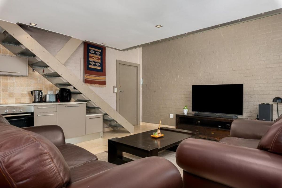 Double-level Apartment with Mountain Views in Green Point. - Photo 4