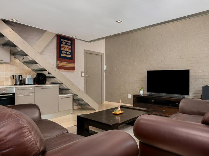 Double-level Apartment with Mountain Views in Green Point. - Photo 4