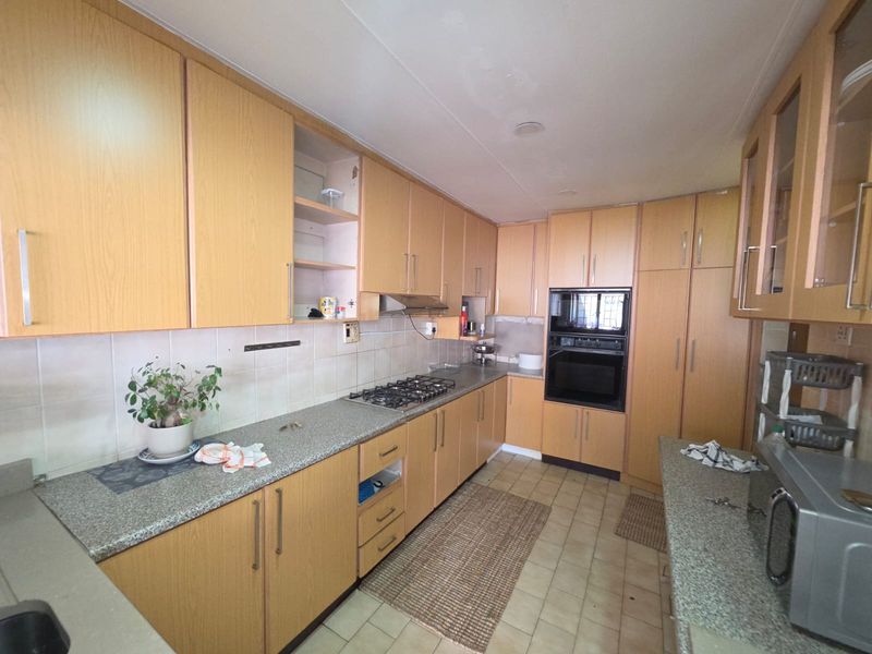 Classic Comfort, Modern Living — Immaculate 4‐Bed in Northcroft - Photo 7