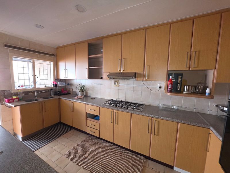 Classic Comfort, Modern Living — Immaculate 4‐Bed in Northcroft - Photo 6