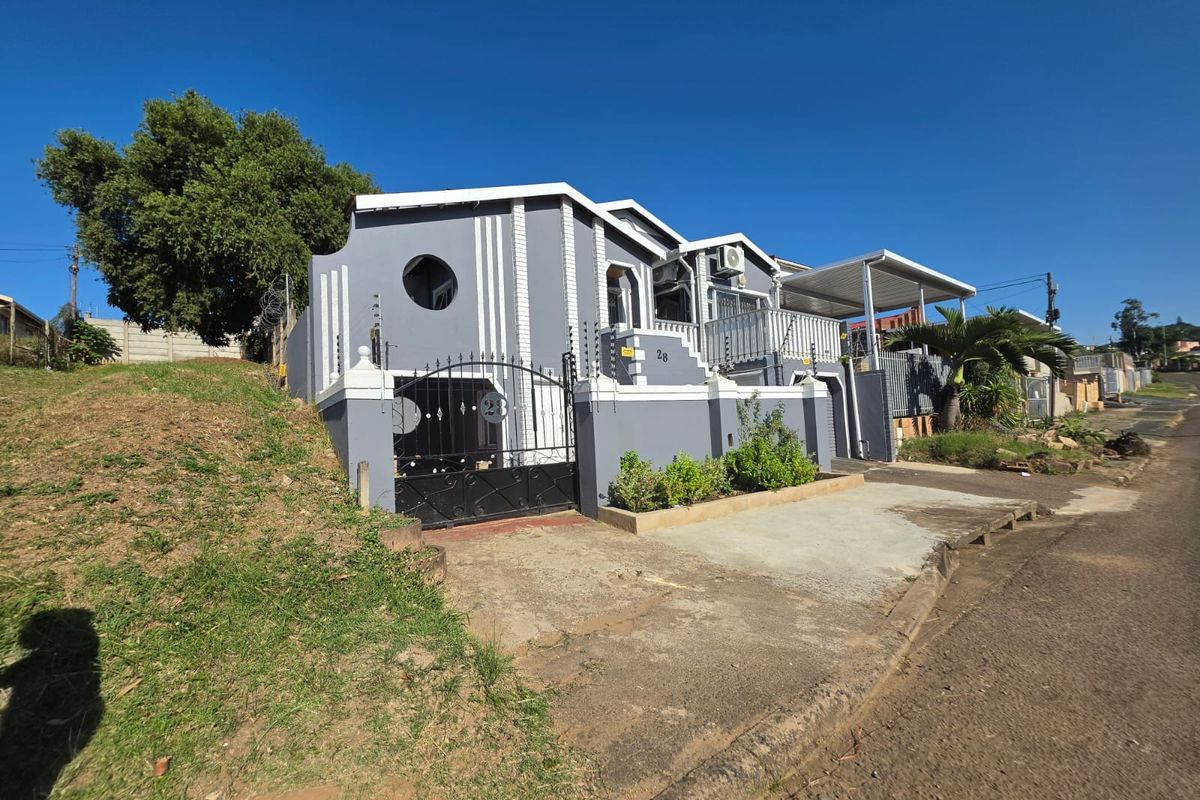 Classic Comfort, Modern Living — Immaculate 4‐Bed in Northcroft - Photo 2