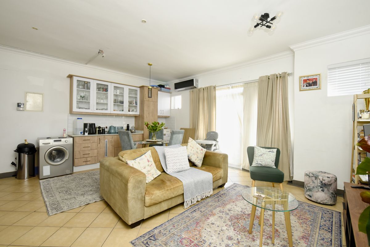 Own this lovely three bedroom apartment in Gateway area - Photo 3