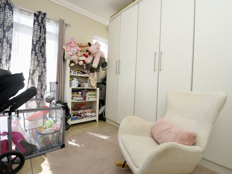 Own this lovely three bedroom apartment in Gateway area - Photo 8