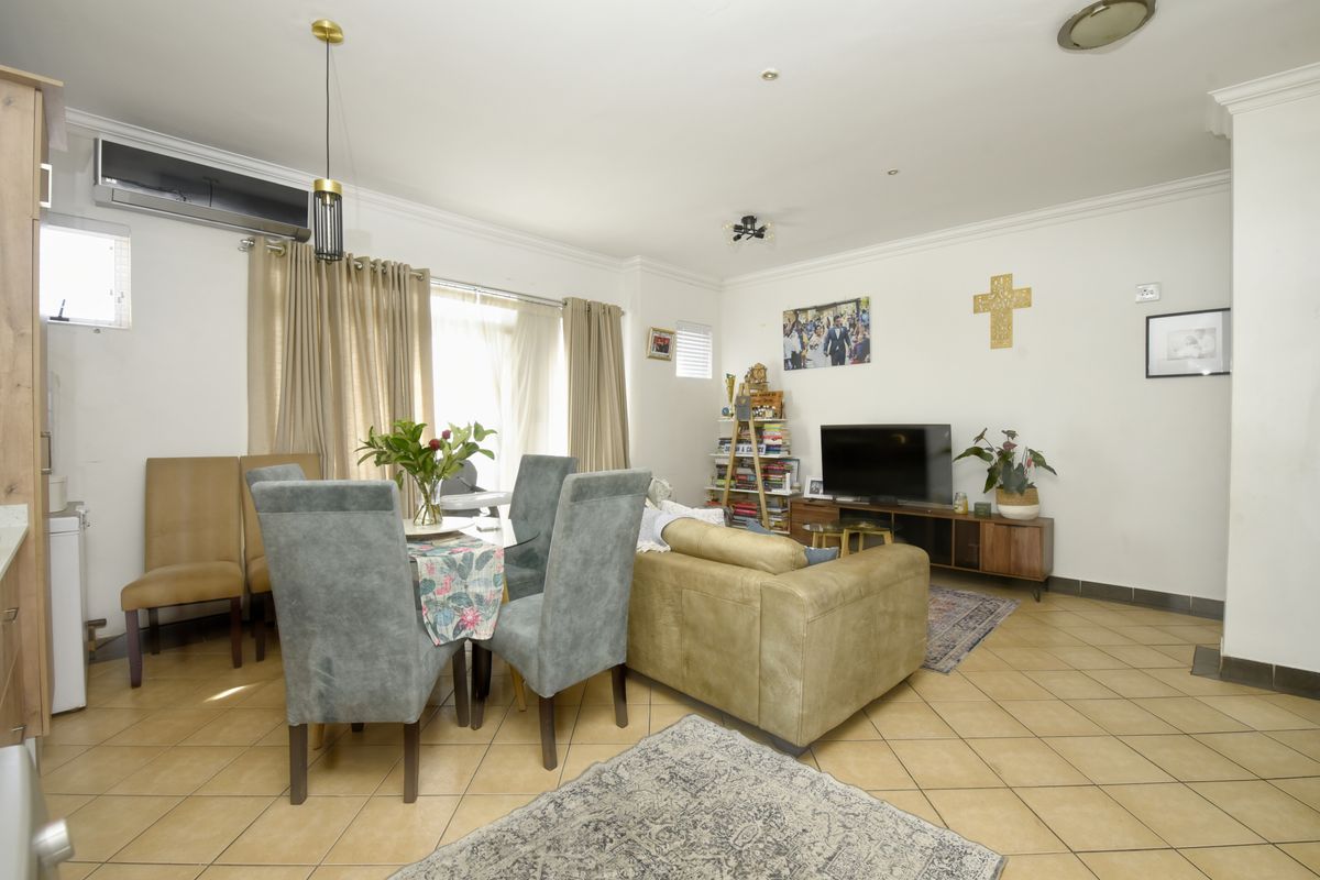 Own this lovely three bedroom apartment in Gateway area - Photo 4