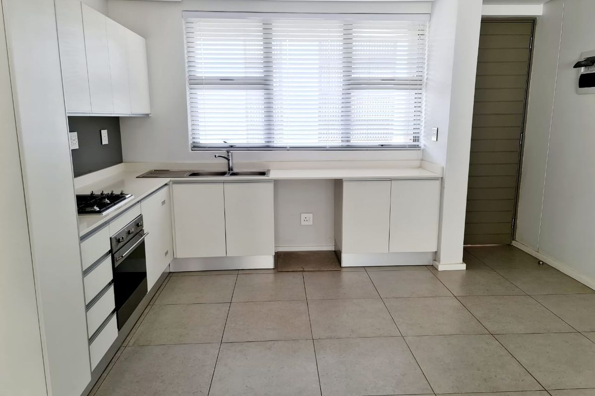 Unfurnished  3-Bedroom, 3-Bathroom Apartment To Let - Photo 4