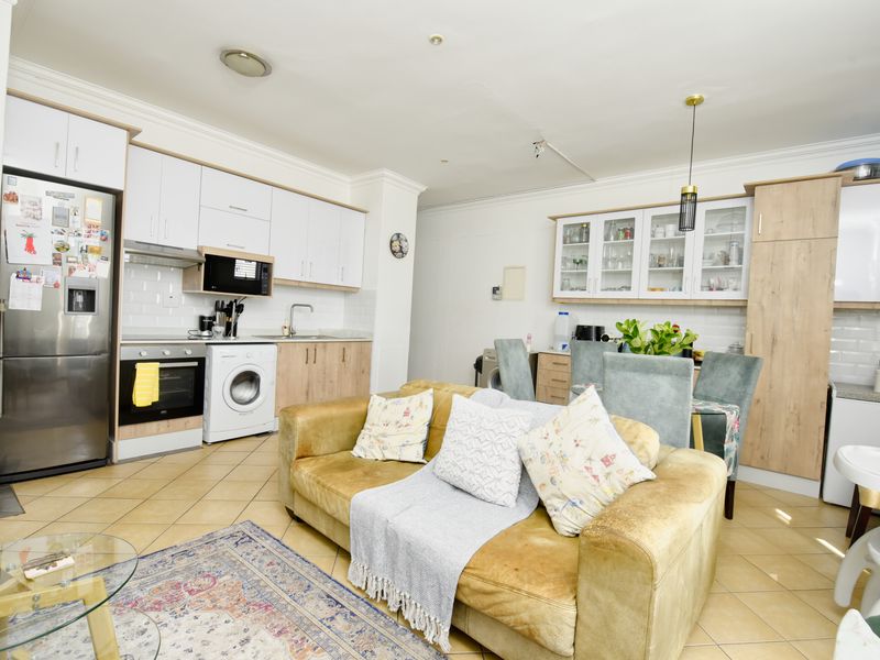 Neat three bedroom apartment available immediately!! - Photo 2
