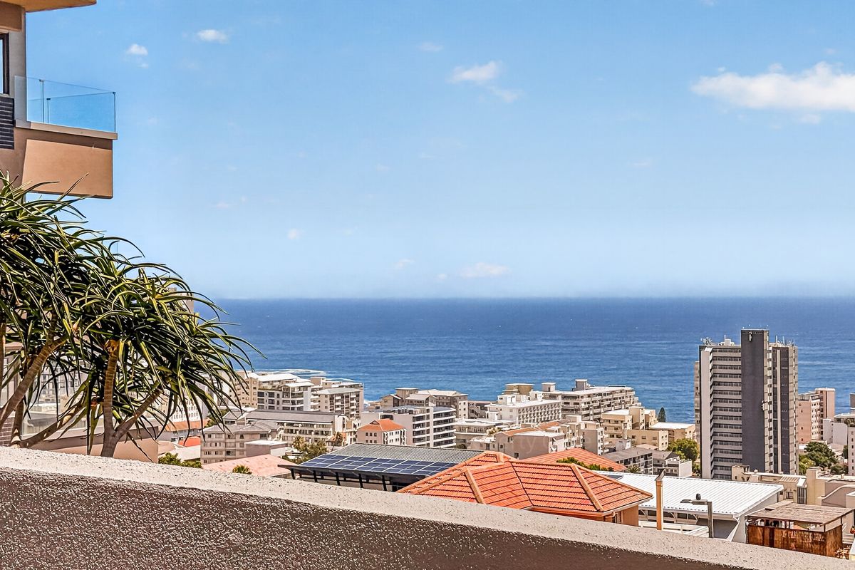 Modern Apartment with a Private Garden Patio, High Up in Sea Point. - Photo 4